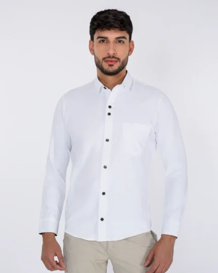 Hombre con camisa blanca de manga larga EDSEL