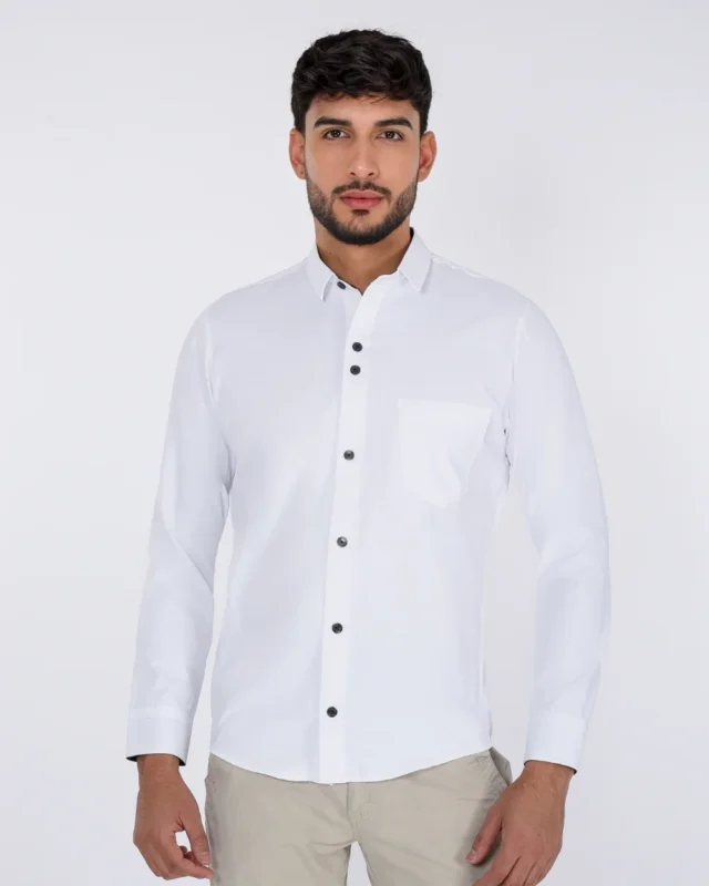 Hombre con camisa blanca de manga larga EDSEL