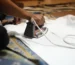 Persona planchando una camisa blanca de algodón