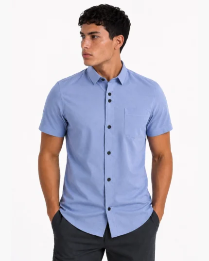 Camisa manga corta con bolsillo para hombre en color Azul Polvo, vista frontal