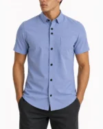 Camisa manga corta con bolsillo para hombre en color Azul Polvo, vista frontal de cerca