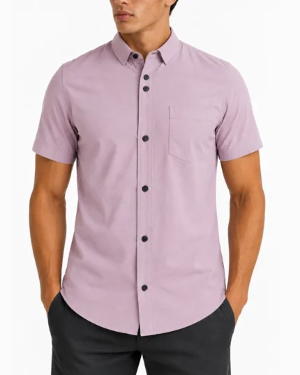 Camisa manga corta con bolsillo para hombre en color Lavanda, vista frontal de cerca