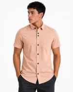 Camisa manga corta con bolsillo para hombre en color Palo de rosa, vista frontal