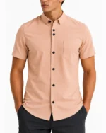 Camisa manga corta con bolsillo para hombre en color Palo de rosa, vista frontal de cerca