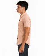 Camisa manga corta con bolsillo para hombre en color Palo de rosa, vista lateral