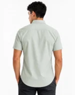 Camisa manga corta con bolsillo para hombre en color Verde Sage, vista trasera