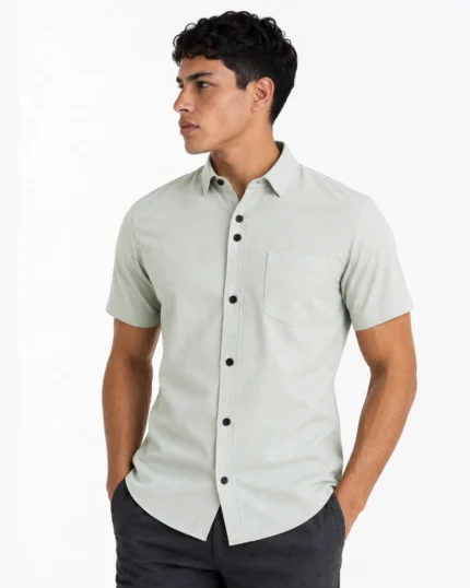 Camisa manga corta con bolsillo para hombre en color Verde Sage, vista frontal