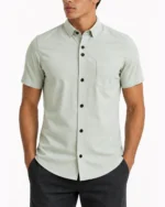Camisa manga corta con bolsillo para hombre en color Verde Sage, vista frontal de cerca